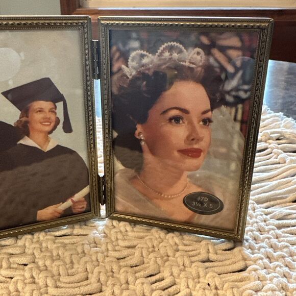 Vintage Gold Metal 3 1/2x5” Photo Frame Bifold Gold Embellished trim on front - Picture 3 of 8